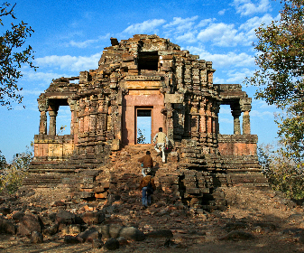 A splendid example of ancient architecture, Ajaigarh Fort offers a panoramic view of temple ruins and sculptures. Earlier there used to be five entrances to the fort, now only two of them remain. Carry your camera along to capture priceless moments.
